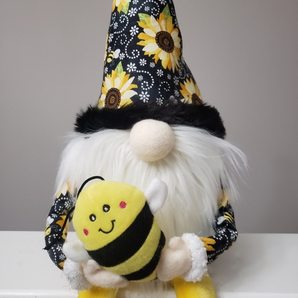 Bee decor Gnome w/stash compartment - Picture 4 of 11